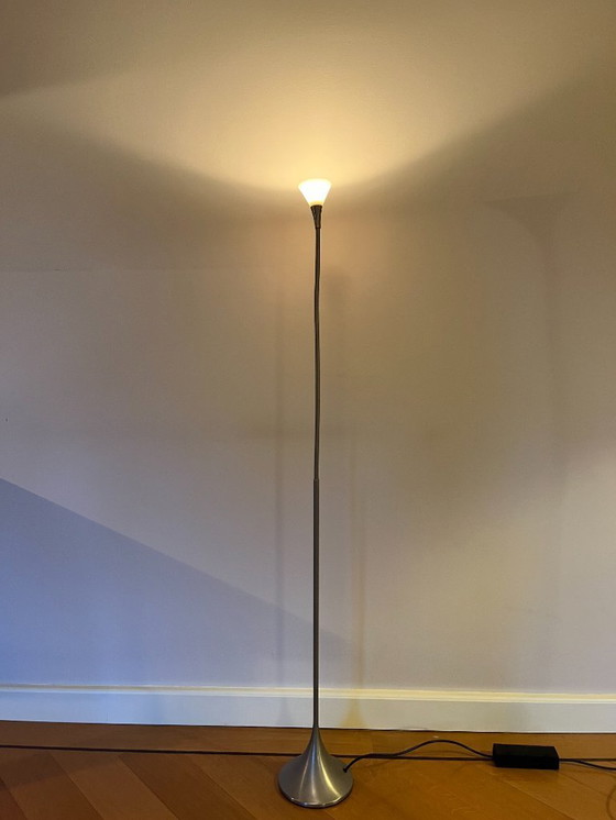 Image 1 of Flexible Leselampe (Len) Design Florian Schulz, Ein-/Ausschalten und Dimmen durch Berühren des Metalls.