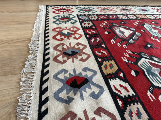 Image 1 of Kilim caucasico d'epoca con motivo grafico di animali (216 × 160 cm) ca. 1950