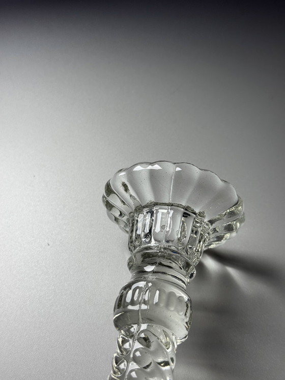 Image 1 of Een paar art-deco kandelaars van gedraaid glas — België, jaren 1920-1930