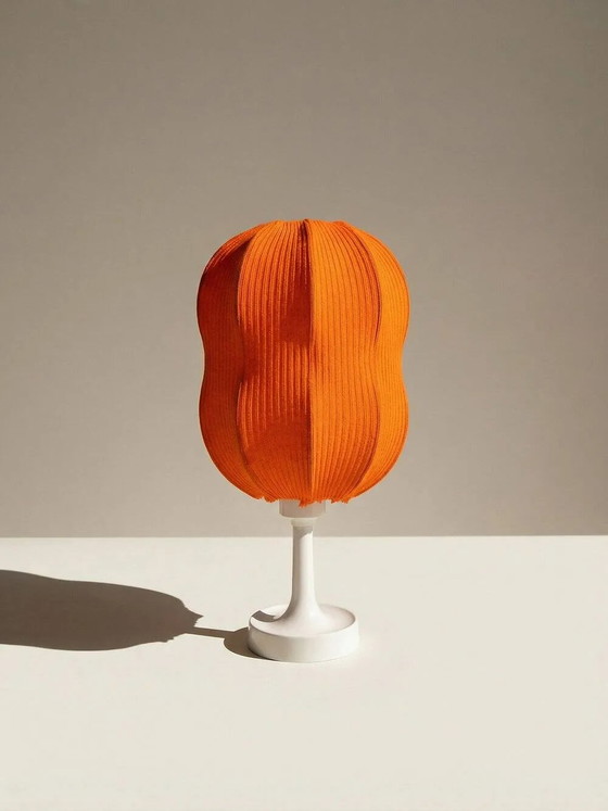 Lamp with a plastic base and a coloured fabric shade in Mid Century style. – Table lamps, Wool (photo 7 of 7)
