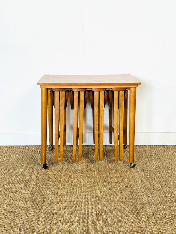 Image 1 of Set van 5 vintage Scandinavische bijzettafels van teakhout, uit 1960.