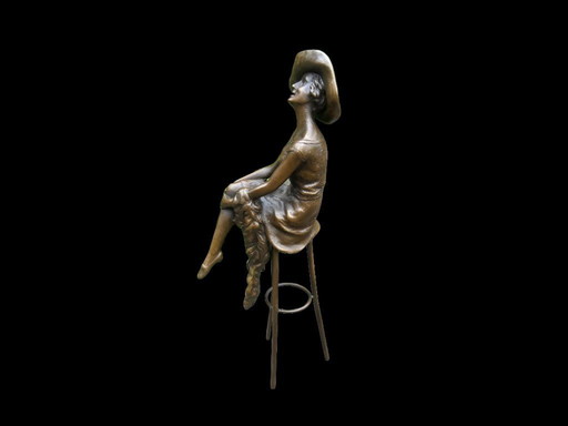 Bronzestatue einer Dame auf einem Stuhl