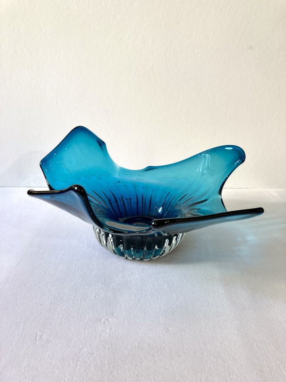 Image 1 of Grande fruttiera in vetro soffiato blu.