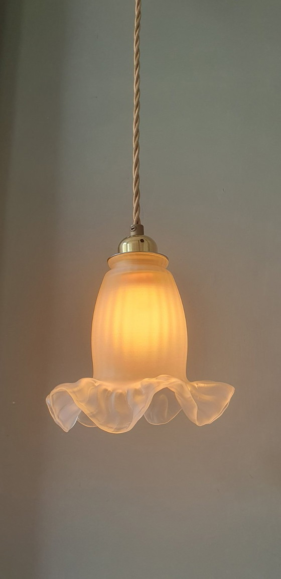 Image 1 of Antike Glas-Hängelampe. Blumenförmiges Design aus mattiertem Glas.