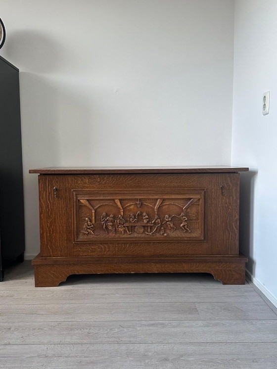Image 1 of Cassapanca unica in quercia intagliata