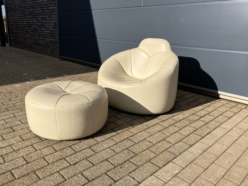 Ligne Roset Pumpkin 1 plaza + puf de cuero beige Pierre Paulin