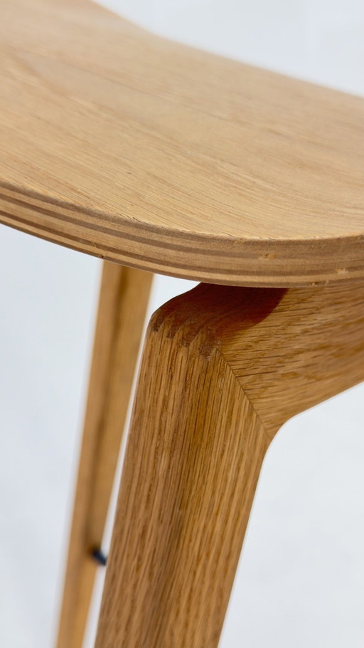 Twee barkrukken in eikenhout laag 