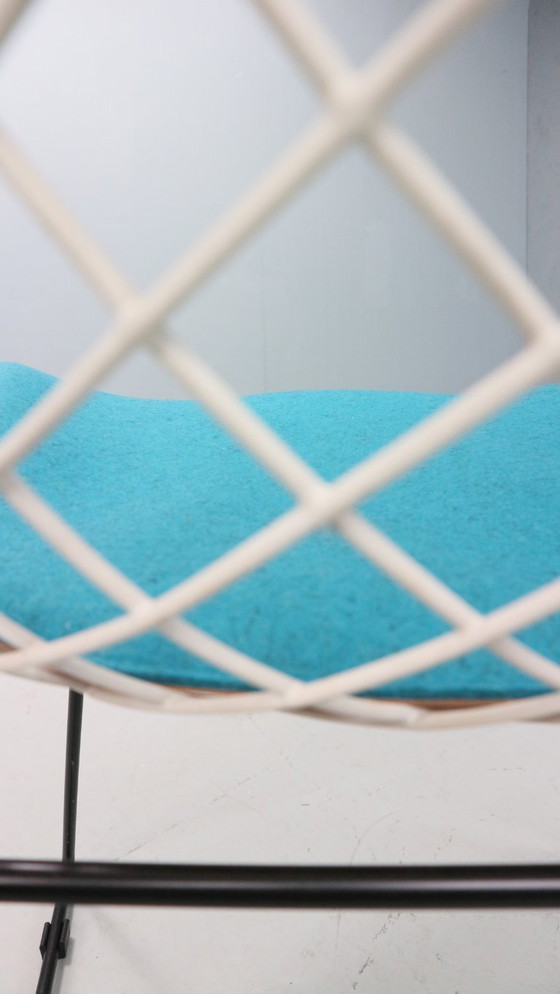 Image 1 of Silla Diamond de Harry Bertoia en metal blanco y negro y nuevo asiento azul años 60