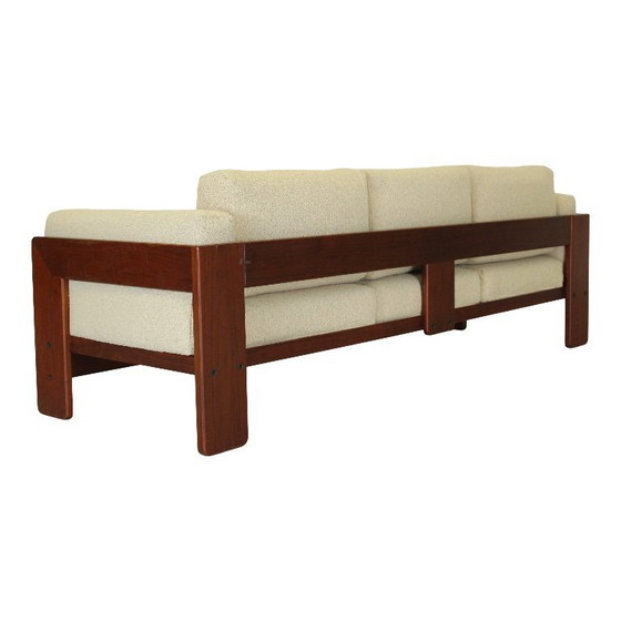 Image 1 of Sofá de tres plazas "Bastiano" restaurado en bouclé blanco roto y nogal, de Afra y Tobia Scarpa para Gavina, 1966