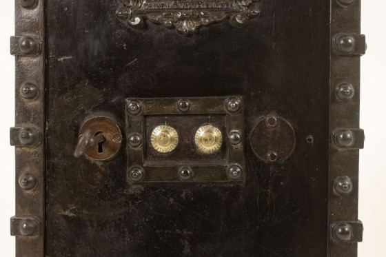 Image 1 of Bauche. Antiker kleiner Reisesafe aus Metall. Napoleon III.