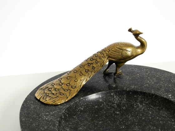 Image 1 of Wunderschönes, großes Tablett aus schwarzem Granit mit einem Pfau aus Messing, um 1920
