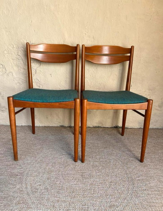 Image 1 of Deux chaises de salle à manger vintage avec revêtement bleu pétrole