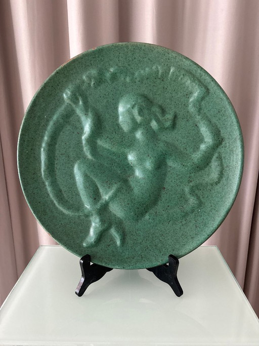 Piatto da parete in ceramica “Keinumorsian” di Wäinö Aaltonen – Kupittaan Savi, Finlandia, anni '30-'40