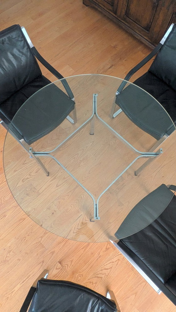 Image 1 of 4 zwarte lederen stoelen Freischwinger Alpha + glazen tafel, vintage set, Art Collection - Walter Knoll