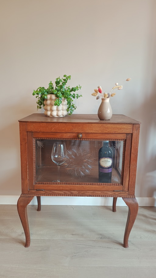 Schöner Teeschrank im Vintage-Stil mit geschliffenem Glas