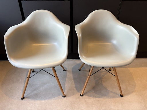 2x Vitra Eames DAW