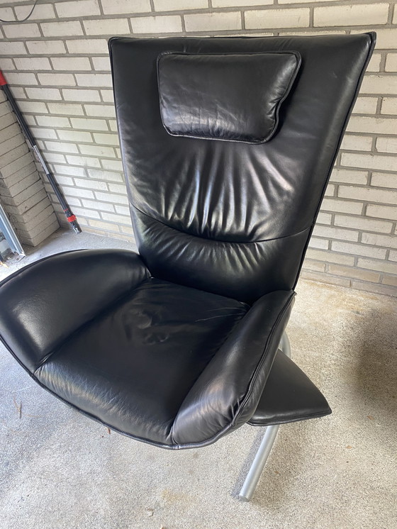 Image 1 of Poltrona Rolf Benz 4100 in pelle nera con poggiapiedi