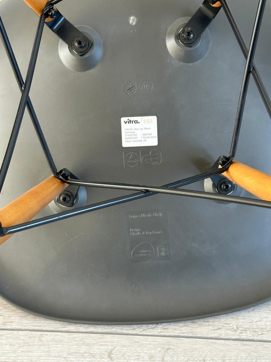 Image 1 of Juego de 4 sillas auxiliares Vitra Eames color gris oscuro