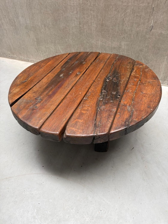 Brutalist Wabi-Sabi ronde eiken salontafel '60 – Wood (photo 6 of 14)