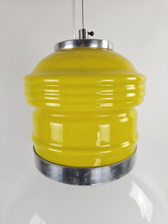 Image 1 of Hanglamp uit Italië met geel en melkwit glas