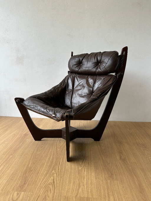 Der Sessel Luna wurde in den 70er Jahren von O. Knutsen entworfen.