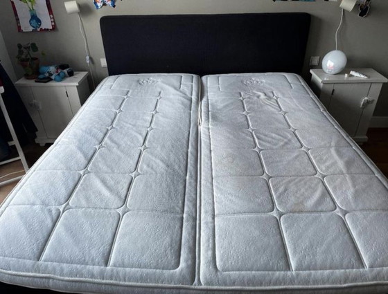 Image 1 of Rete a molle completamente elettrica Auping Kiruna con 2 motori, testiera, materassi e topper inclusi.