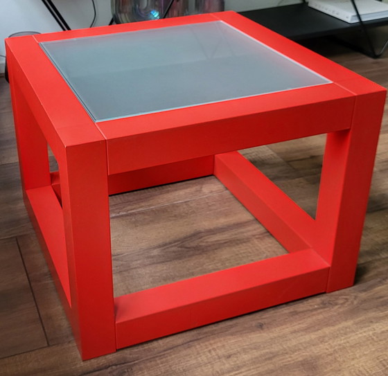 Image 1 of Roter Beistelltisch aus Massivholz in Würfelform mit sandgestrahlter Glasplatte aus den 1980er Jahren.