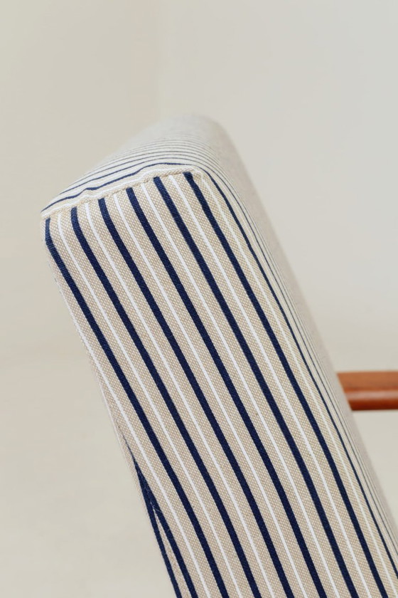 Image 1 of Poltrona in stile Mid-Century Modern con poggiapiedi in legno e tessuto di cotone a righe.