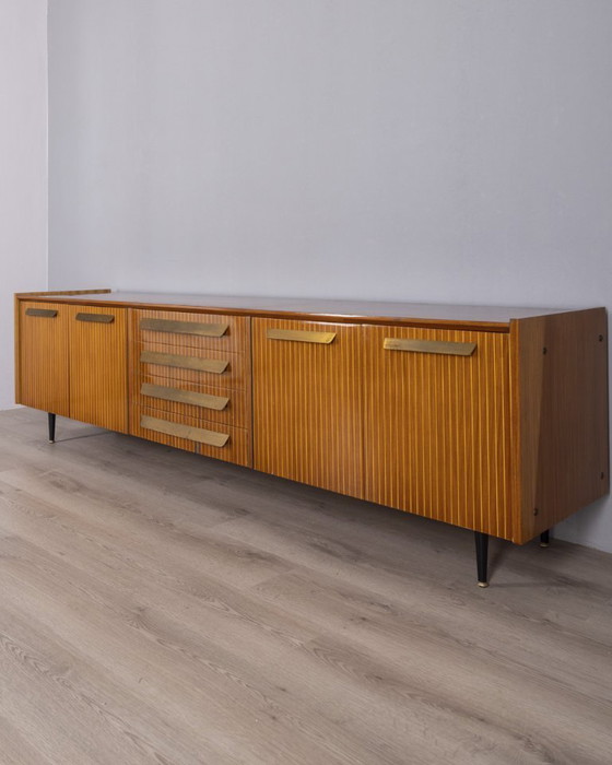 Image 1 of Credenza sideboard vintage anni 50 in legno e ottone dorato design Italiano