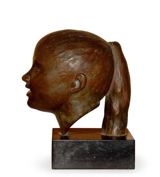 Image 1 of Elegante escultura de bronce: busto de una niña sobre una base de mármol macizo.