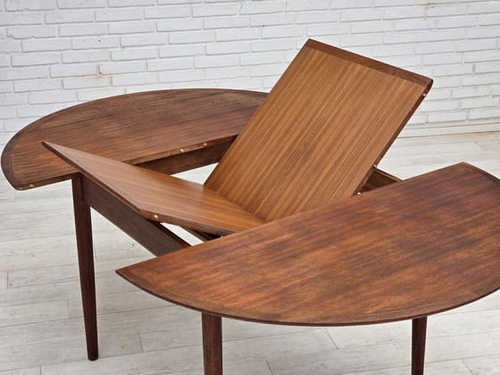 Image 1 of Table ronde de salle à manger pliante danoise des années 1960, en bois de teck, état d'origine