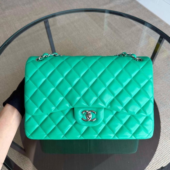 Image 1 of Borsa Chanel Classic Flap Jumbo - Doppia patta 30 cm in pelle di agnello trapuntata verde con finiture argentate, serie 16