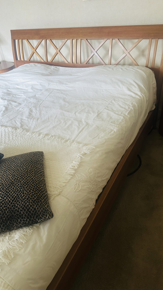 Image 1 of Lit double en bois de cerisier avec tables de chevet