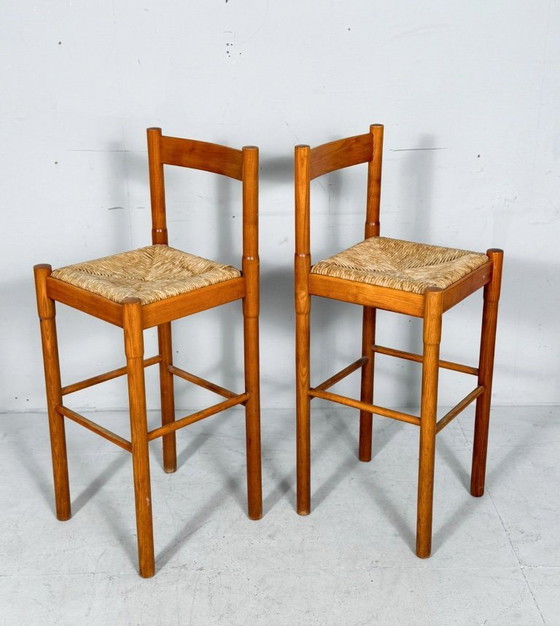 Image 1 of Juego de 2 taburetes/taburetes de bar, modelo 'Carimate' de Vico Magistretti, pino, tejido de junco, década de 1960, Italia