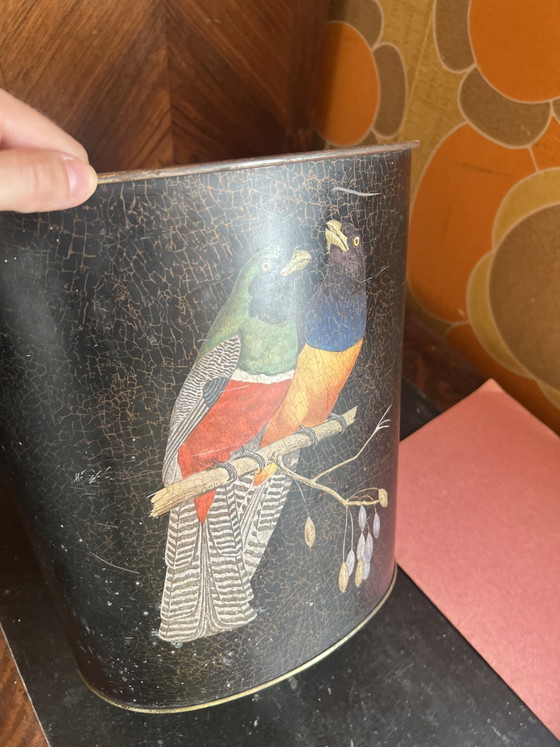 Image 1 of Vintage Art Deco prullenbak van zinkplaat met papegaaimotief