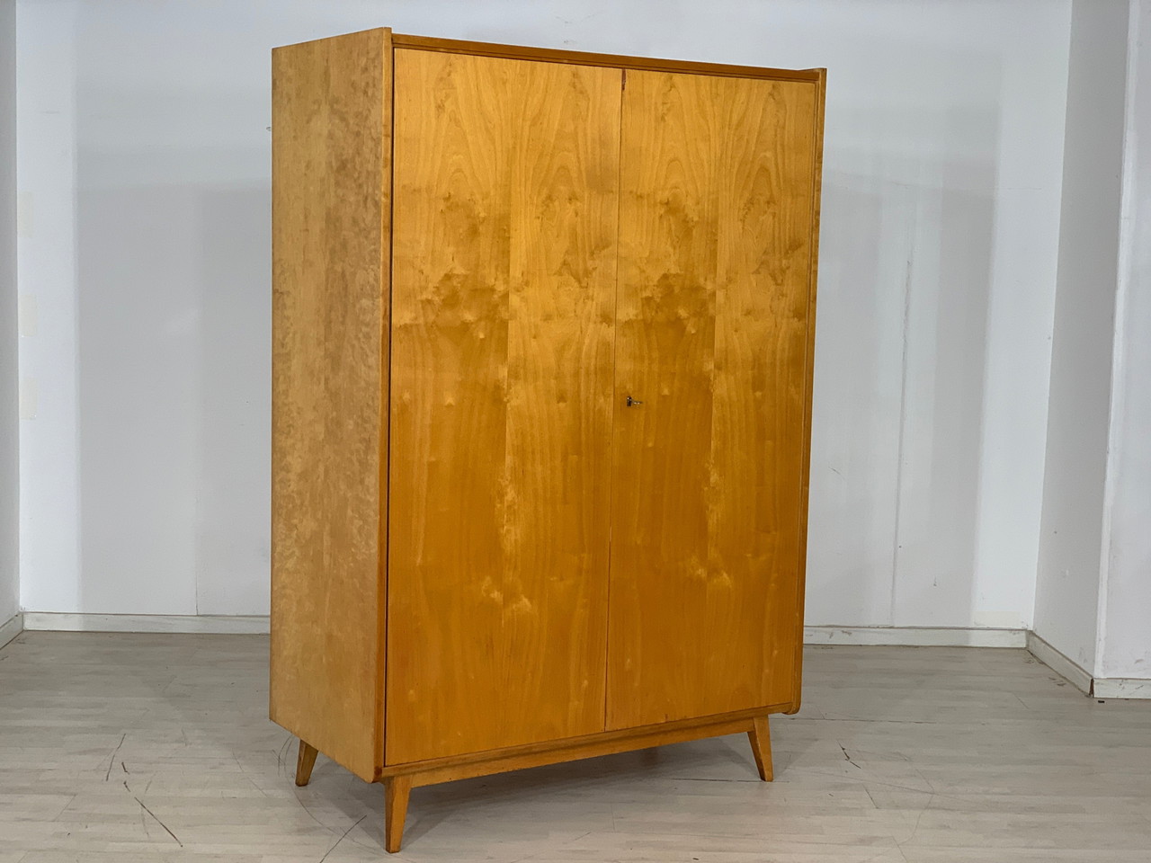 Spannende Mid Century Kleiderschrank Ebenbildnull