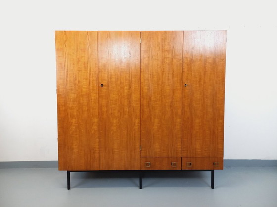 Image 1 of Vintage kledingkast in modernistische stijl van teakhout en metaal uit de jaren 60.