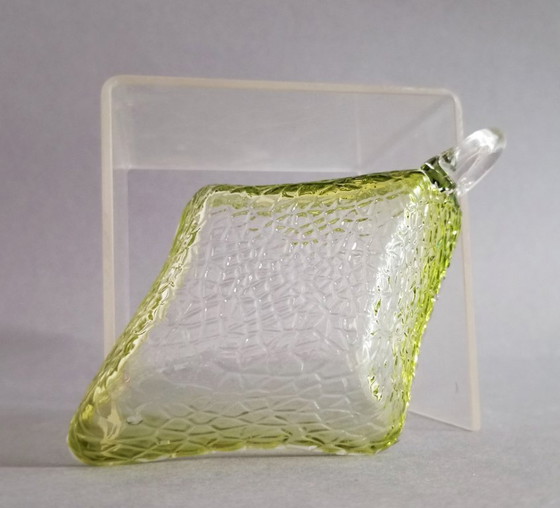 Image 1 of Kralik art-deco/jugendstil emerald crystal martele-decorated serving bowl with handle, 1910s