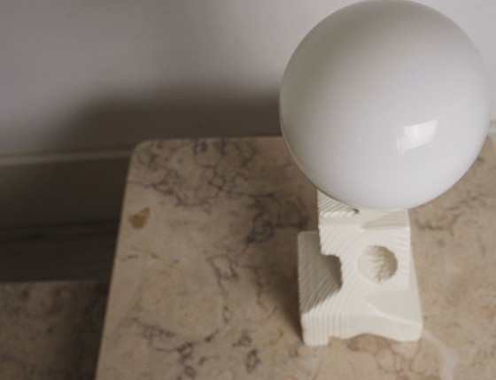 Image 1 of Sculpturale houten tafellamp, vintage handgemaakte, witgekalkte essenhouten brutalistische lamp, organisch moderne nachtlamp.