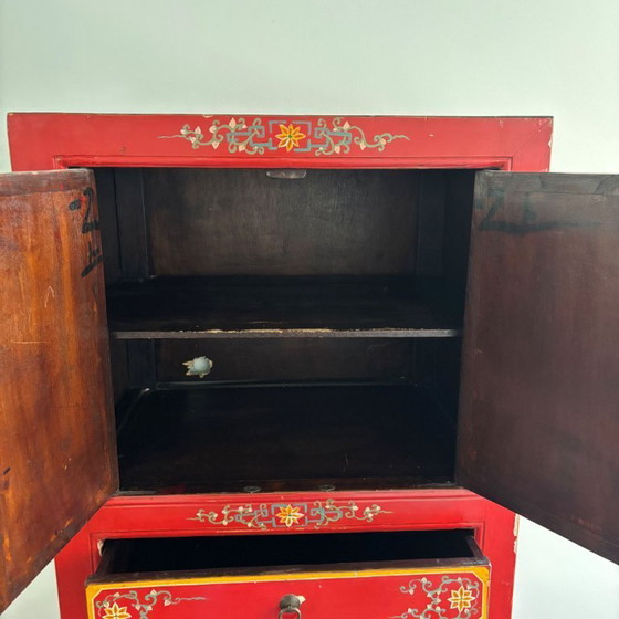 Image 1 of Armoire en bois asiatique, décorée de fleurs et d'oiseaux