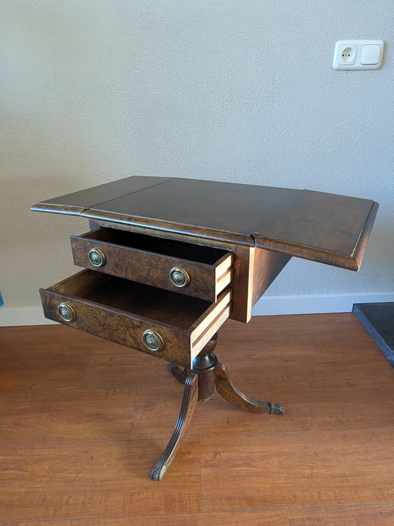 Image 1 of Table d'appoint ancienne de Pembroke avec pieds en laiton