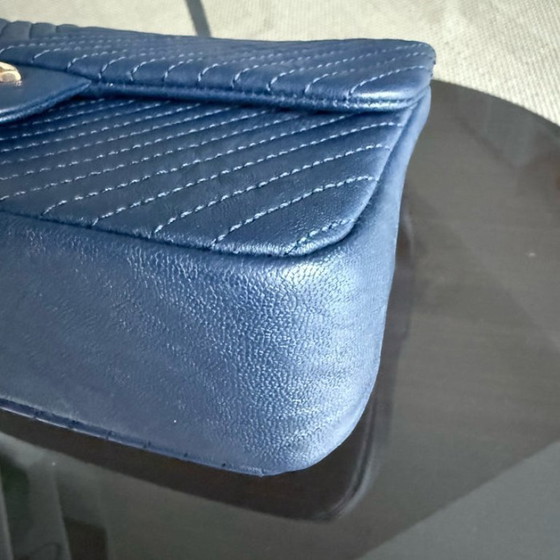 Image 1 of Chanel Seasonal Flap Small - 23CM Surpique CC Herringbone Medallion Flap Chevron Donkerblauw Goudkleurige hardware Serie 21