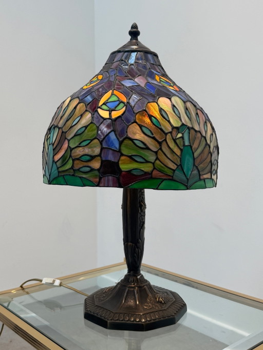 Lámpara de mesa estilo Tiffany con vidrieras y base de hierro fundido. – tafellampen, Glass