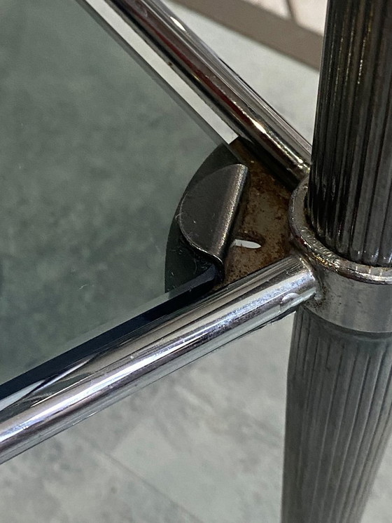 Image 1 of Carrello bar vintage anni '50 in metallo argentato con due ripiani in vetro fumé su ruote.