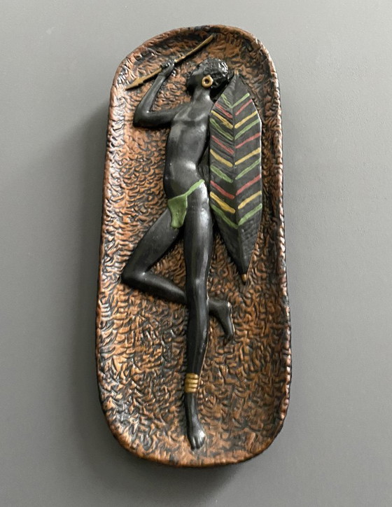 Image 1 of Piastrella in gesso con guerriero africano anni '60