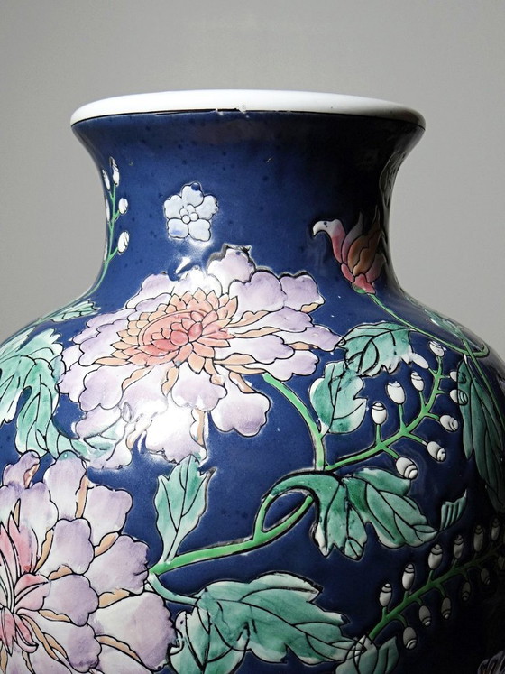 Image 1 of Grote, balustervormige vaas van Chinees porselein met vintage bloemversiering uit de jaren 70-80.