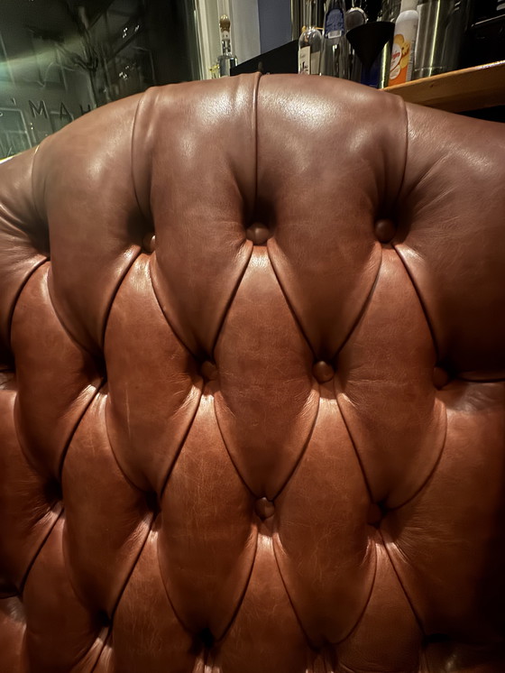 Image 1 of Chesterfield Queen Anne Sessel mit hoher Rückenlehne, extra breiter antiker Sessel aus herbstbraunem Leder