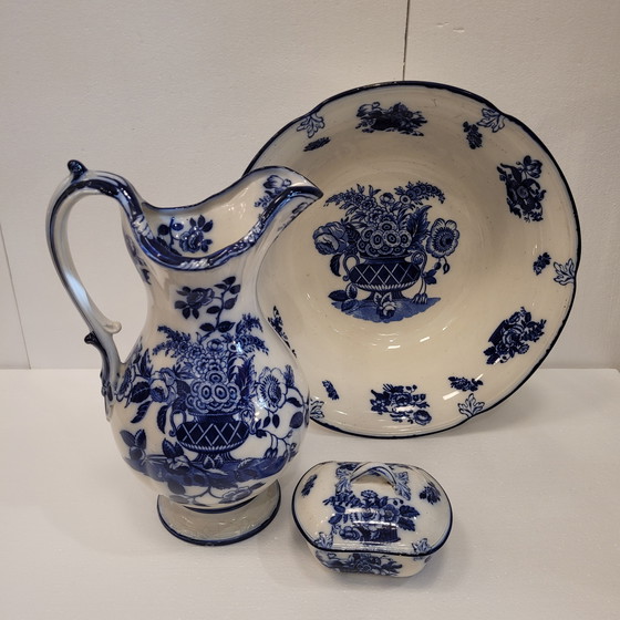 Image 1 of Juego De Baño: Aguamanil Y Jabonera “Pomeroy Blue”, Porcelana Royal Doulton, S. Xx