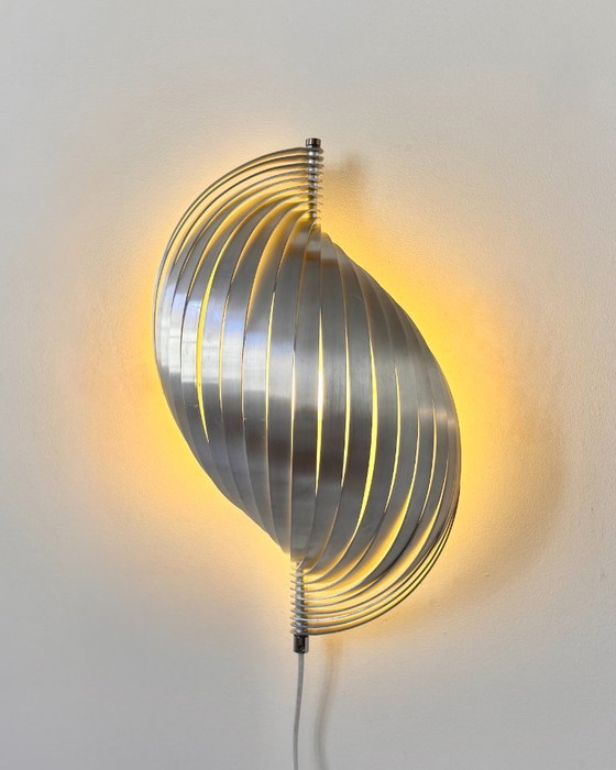 Paar XL vintage metalen wandlampen ontworpen door Henri Mathieu, Frankrijk 1970 – Aluminium (photo 6 of 8)