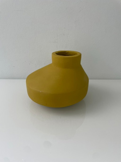 Vaso in ceramica fatto a mano color giallo senape, Atelier OT